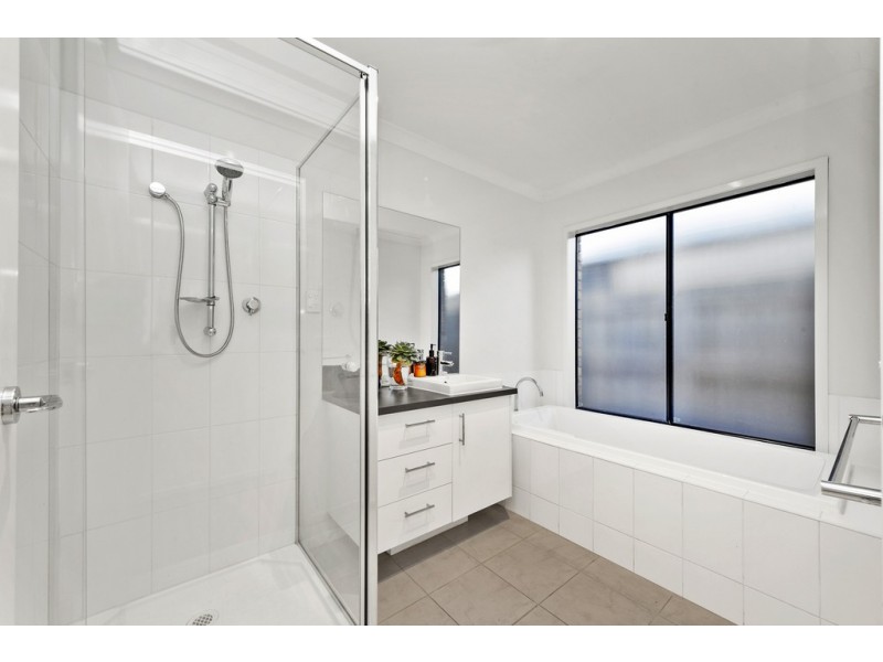 5 Bronte Way, Taylors Hill VIC 3037