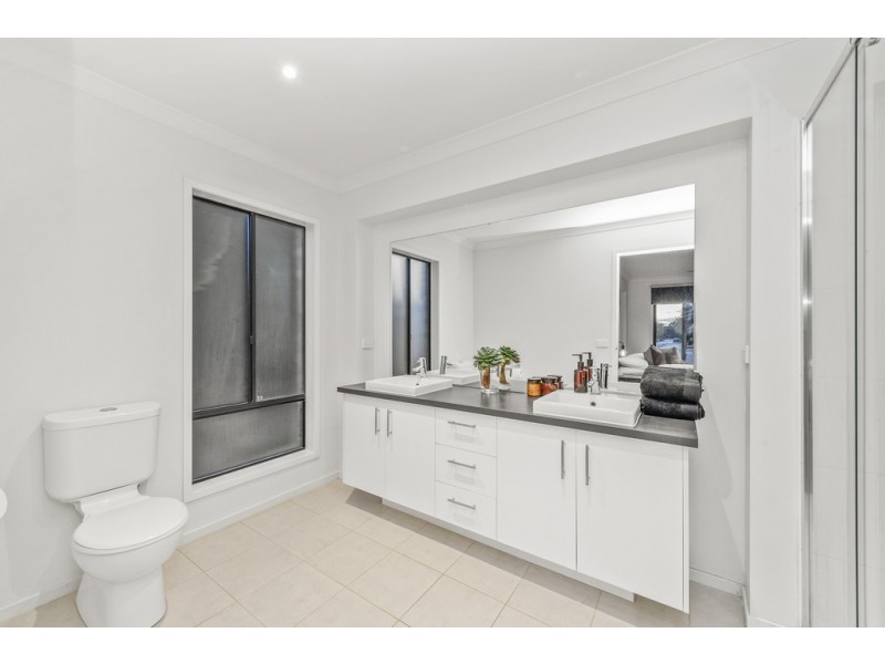 5 Bronte Way, Taylors Hill VIC 3037