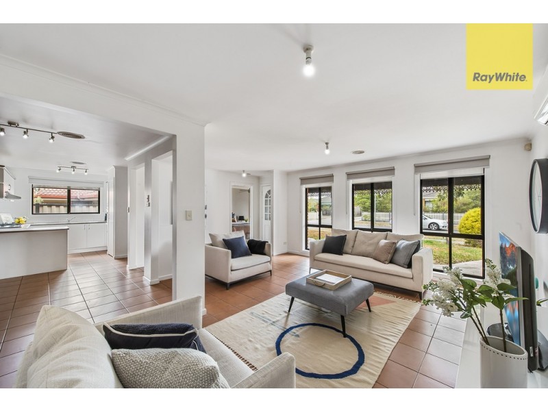 8 Manchester Drive, Sydenham VIC 3037