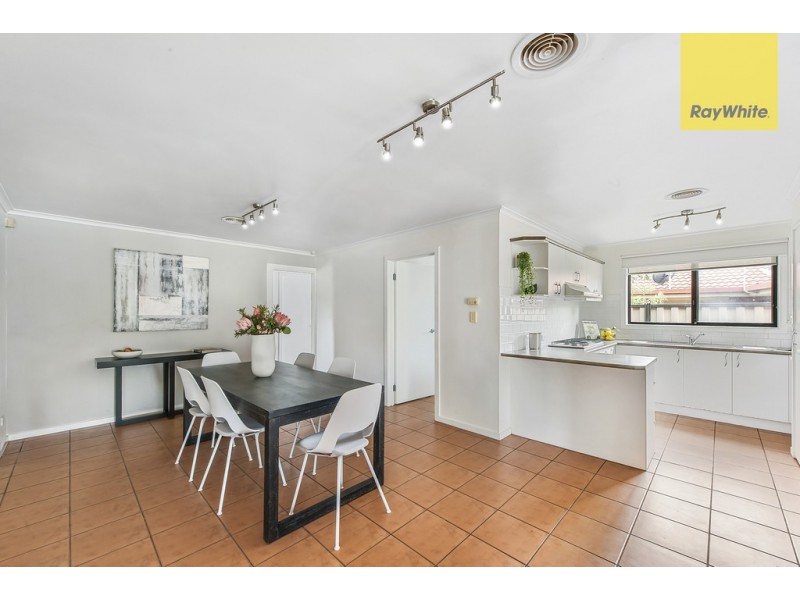 8 Manchester Drive, Sydenham VIC 3037