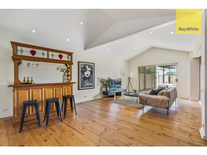 8 Manchester Drive, Sydenham VIC 3037