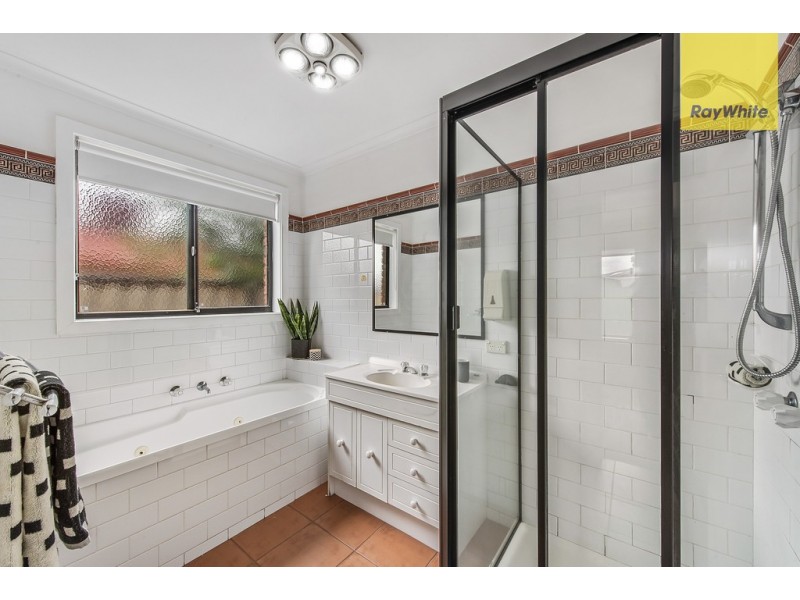 8 Manchester Drive, Sydenham VIC 3037