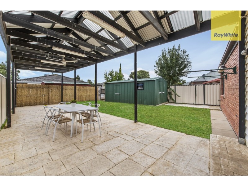 8 Manchester Drive, Sydenham VIC 3037