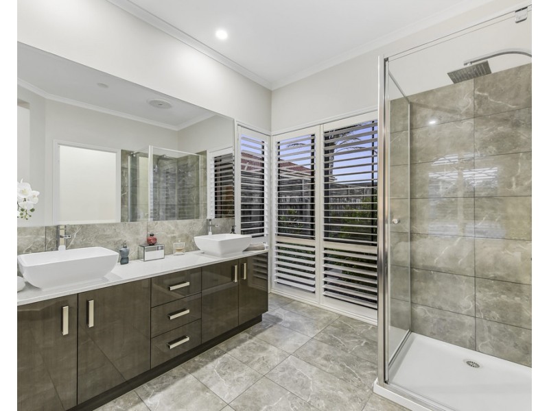 34 Loddon Drive, Taylors Hill VIC 3037