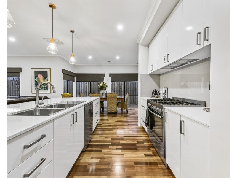 34 Loddon Drive, Taylors Hill VIC 3037