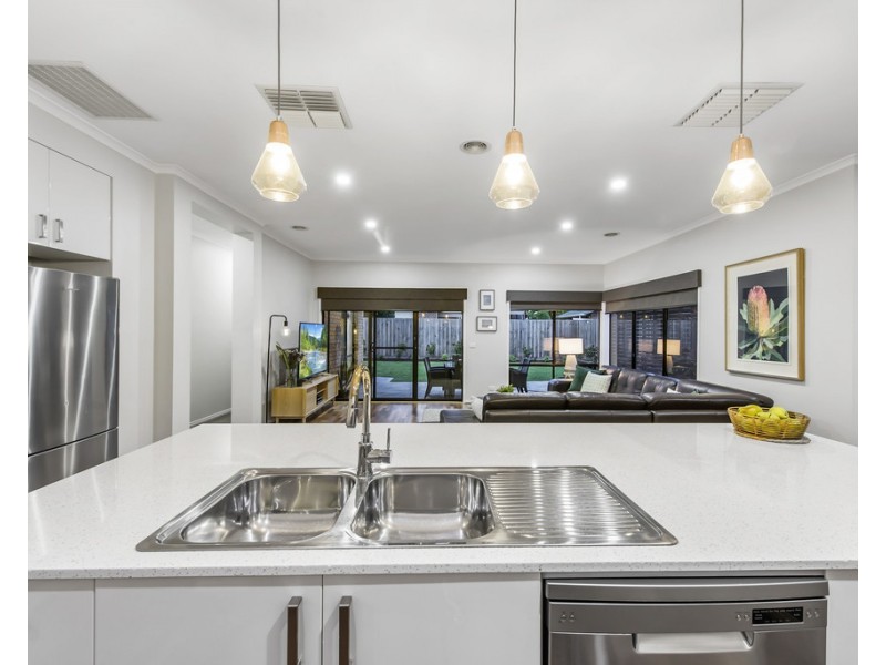 34 Loddon Drive, Taylors Hill VIC 3037