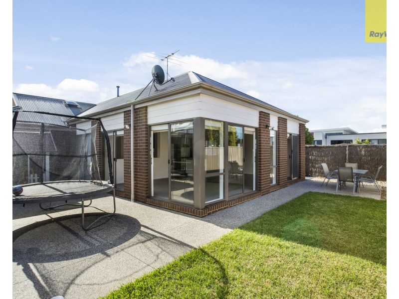 16 Verdon Avenue, Caroline Springs VIC 3023
