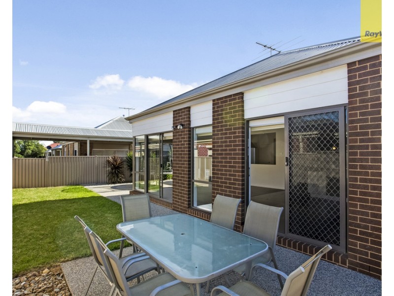 16 Verdon Avenue, Caroline Springs VIC 3023