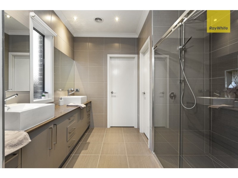 5 Balerno Way, Taylors Hill VIC 3037