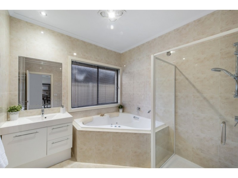 9 Cranwell Square, Caroline Springs VIC 3023