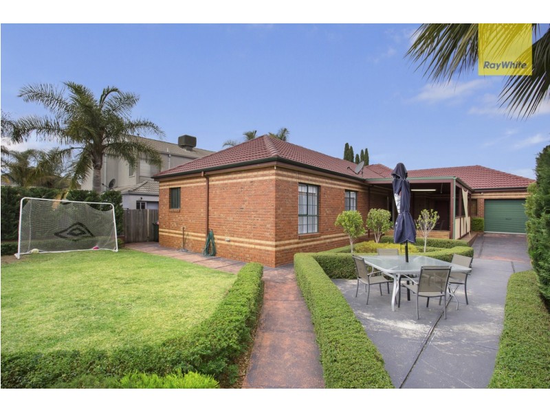 4 Mitchell Court, Taylors Lakes VIC 3038