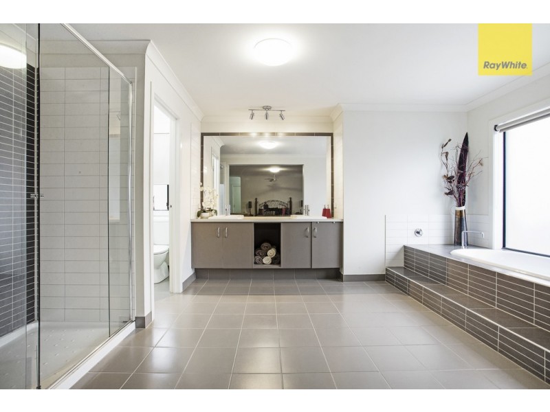 24 Darlinghurst Place, Taylors Hill VIC 3037