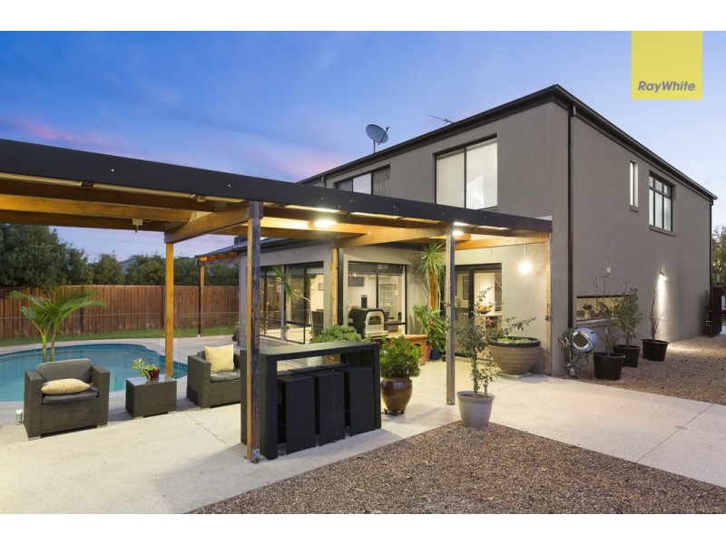 24 Darlinghurst Place, Taylors Hill VIC 3037