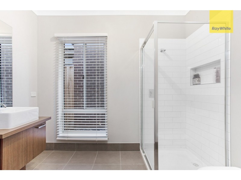 21 Riviera Drive, Hillside VIC 3037