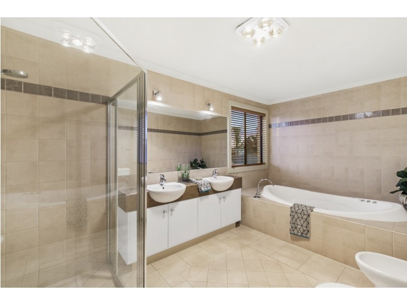 7 Wisteria Close, Taylors Hill VIC 3037