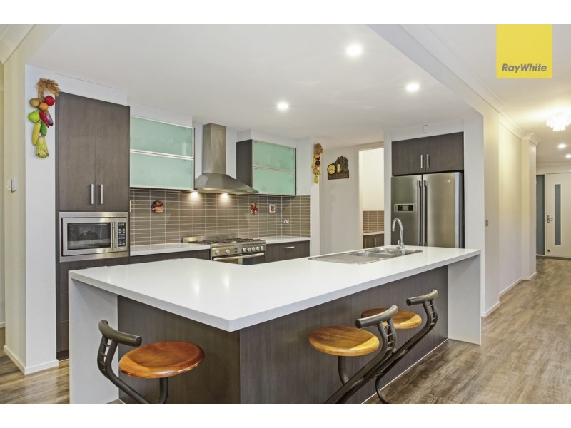 15 Dahlia Drive, Caroline Springs VIC 3023