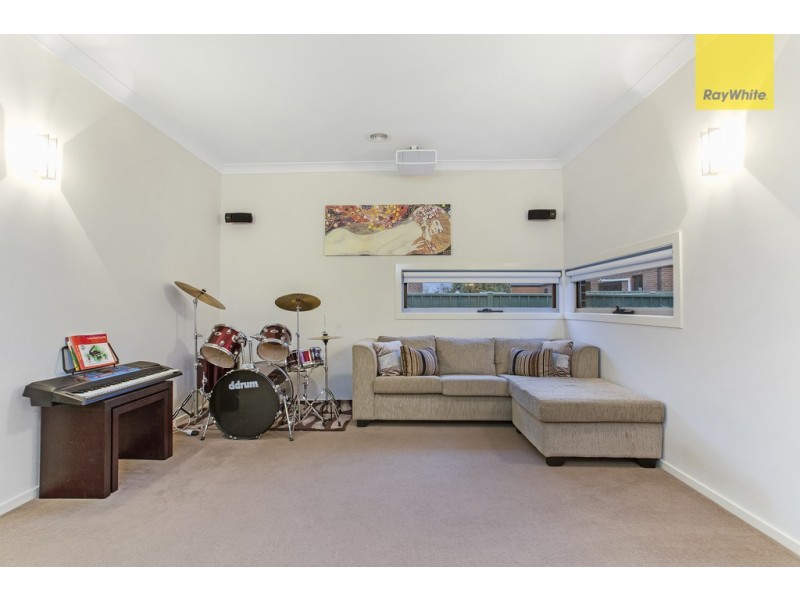 15 Dahlia Drive, Caroline Springs VIC 3023
