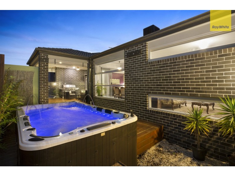 15 Dahlia Drive, Caroline Springs VIC 3023