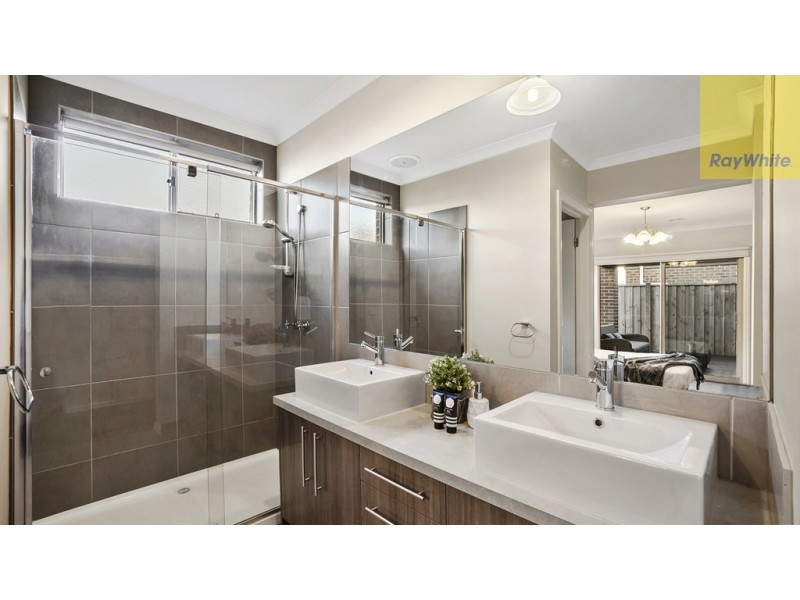 8 Dawkins Avenue, Plumpton VIC 3335