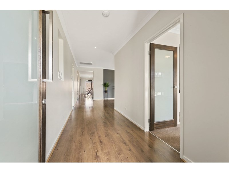 2 Hobart Way, Taylors Hill VIC 3037