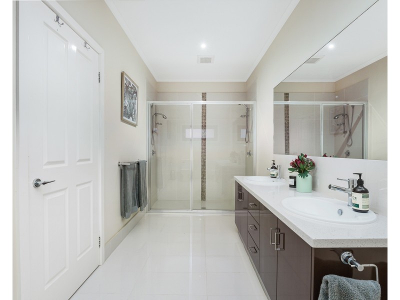 13 Bond Street, Taylors Hill VIC 3037