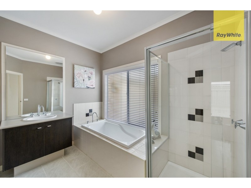 4 Kings Domain, Caroline Springs VIC 3023