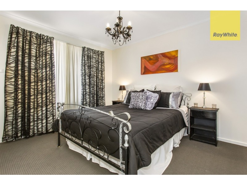 6 Barrington Crescent, Gladstone Park VIC 3043