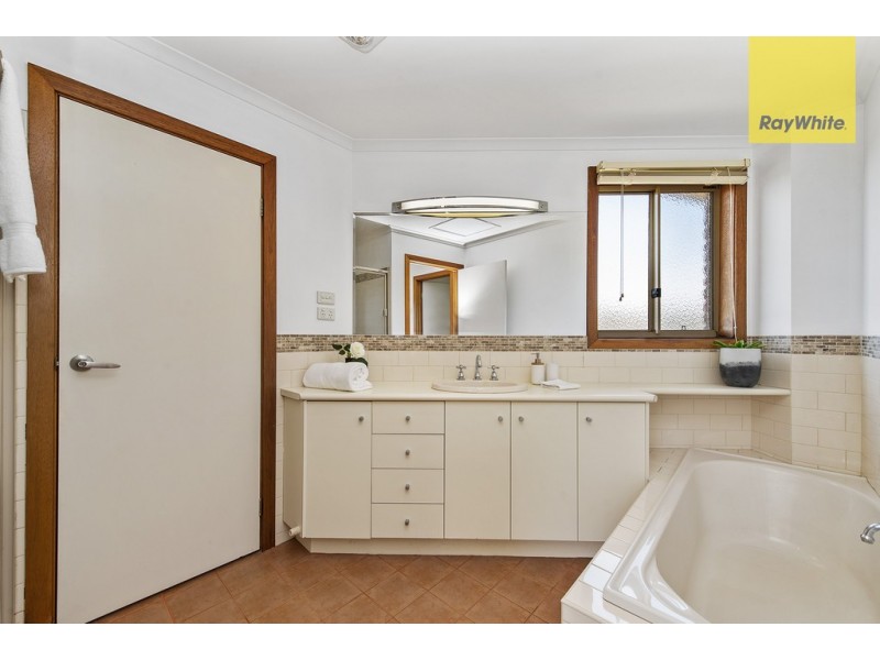 2/48 Moorna Drive, Airport West VIC 3042