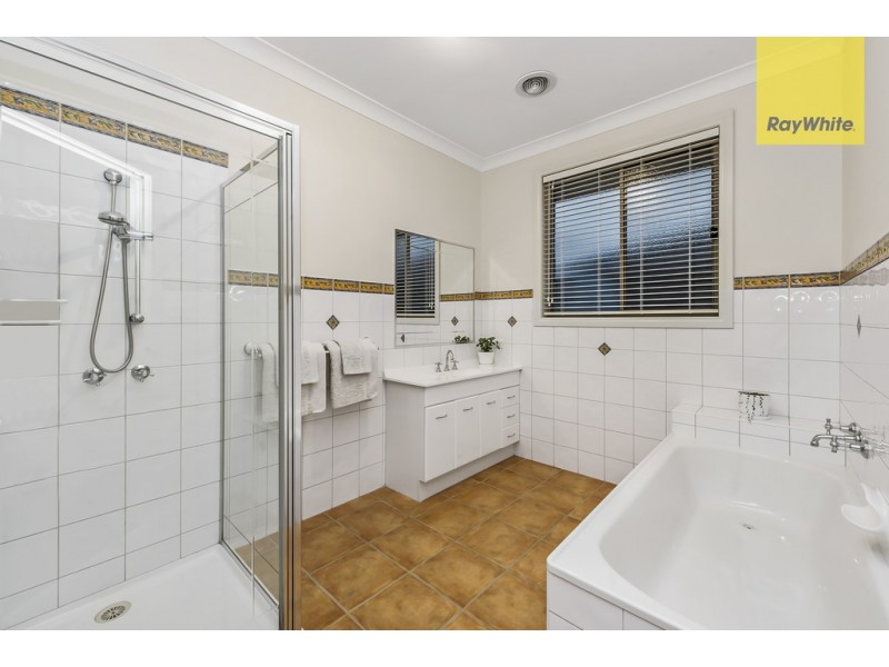 2 Yanga Lane, Taylors Hill VIC 3037