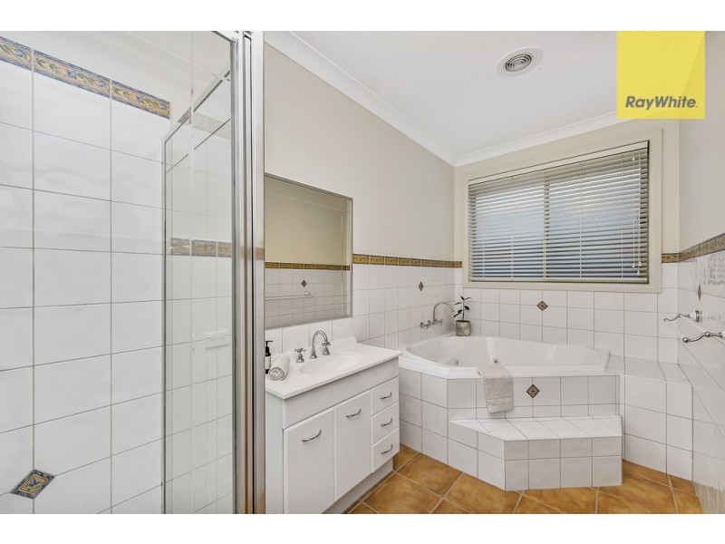 2 Yanga Lane, Taylors Hill VIC 3037