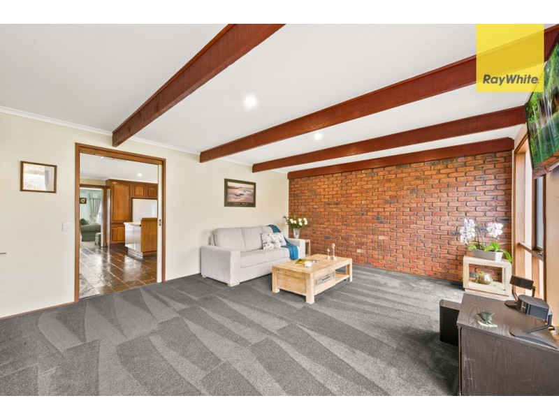 11 Murrabit Grove, Taylors Lakes VIC 3038