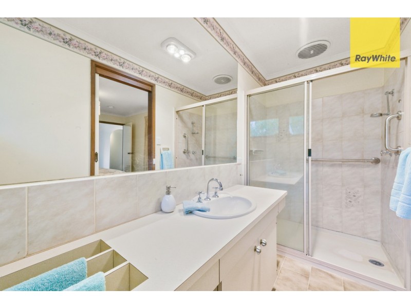 11 Murrabit Grove, Taylors Lakes VIC 3038