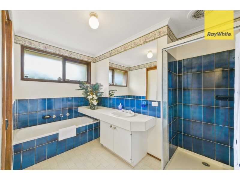 11 Murrabit Grove, Taylors Lakes VIC 3038