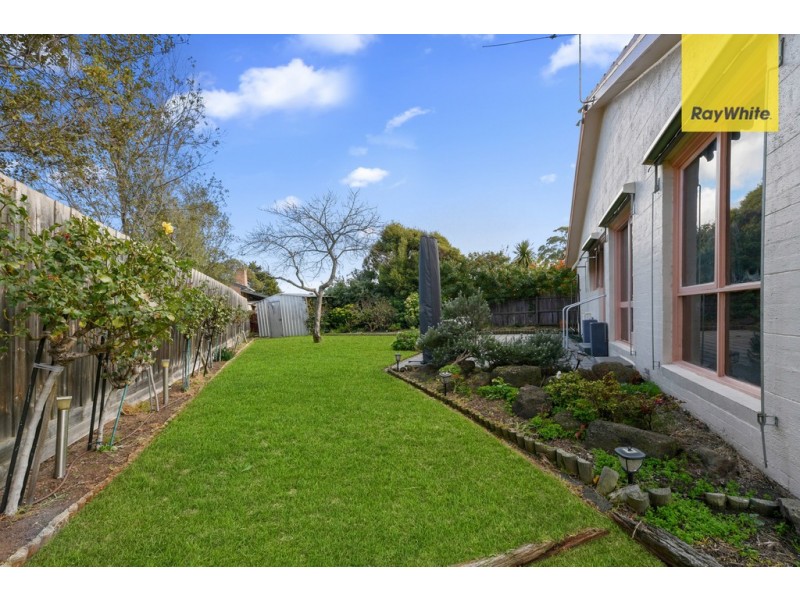 11 Murrabit Grove, Taylors Lakes VIC 3038