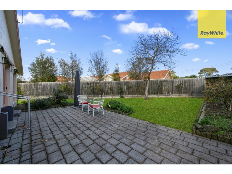 11 Murrabit Grove, Taylors Lakes VIC 3038