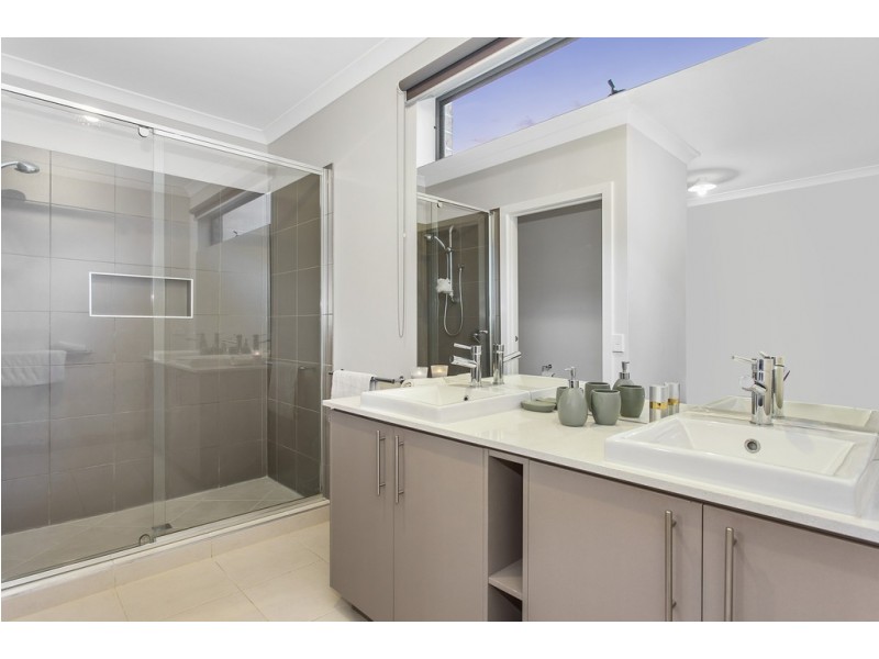 9 The Esplanade, Taylors Hill VIC 3037