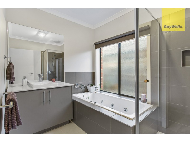 9 The Esplanade, Taylors Hill VIC 3037