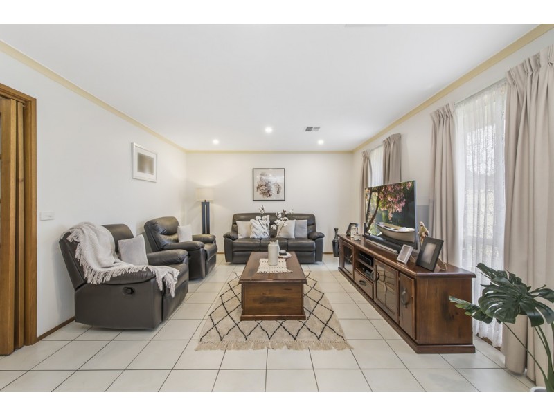 24 Dundee Way, Sydenham VIC 3037