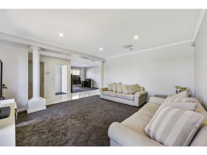 3 Plenty Close, Taylors Lakes VIC 3038