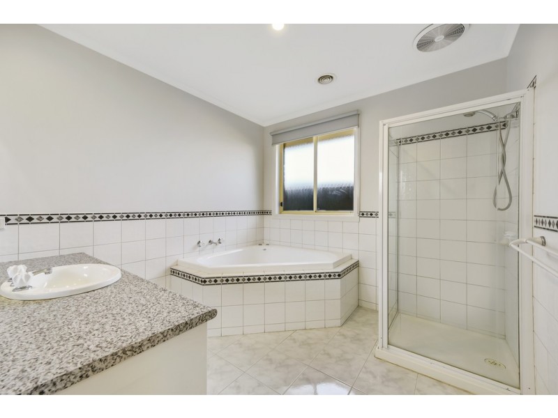 3 Plenty Close, Taylors Lakes VIC 3038