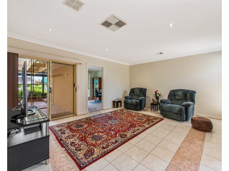 19 Hailey Court, Taylors Lakes VIC 3038