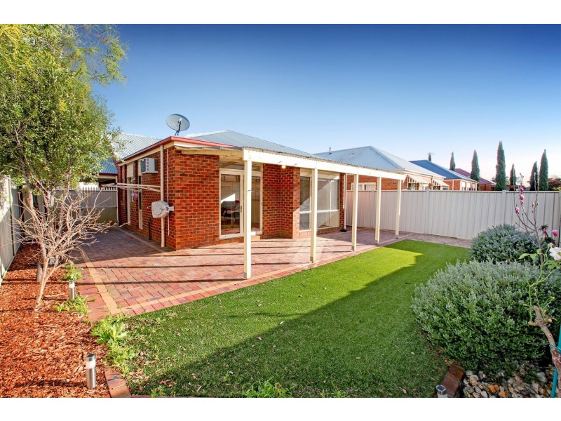 17 Daintree Retreat, Caroline Springs VIC 3023