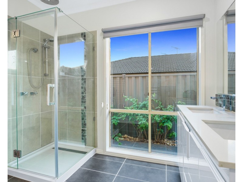 17 Pro Hart Way, Caroline Springs VIC 3023