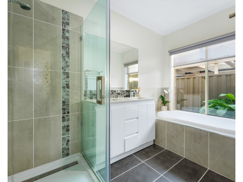 17 Pro Hart Way, Caroline Springs VIC 3023