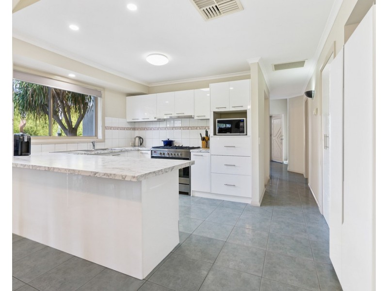 32 Catherine Drive, Hillside VIC 3037