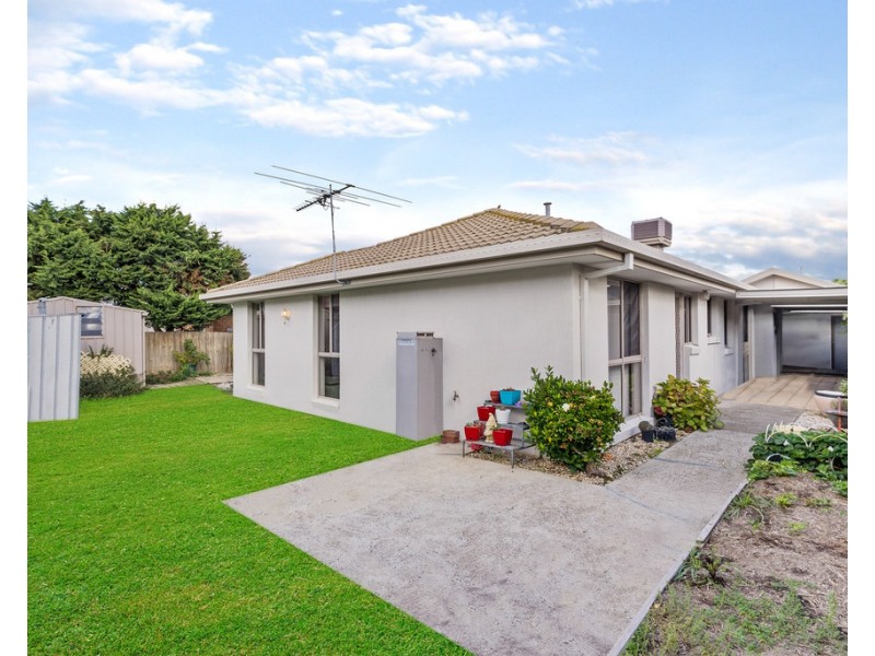 32 Catherine Drive, Hillside VIC 3037