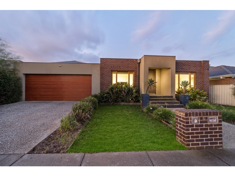 70 Jindabyne Avenue, Taylors Hill VIC 3037