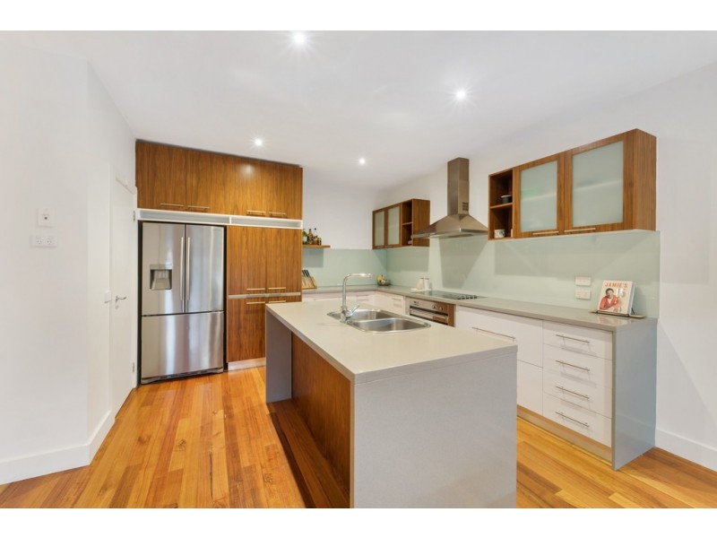 70 Jindabyne Avenue, Taylors Hill VIC 3037