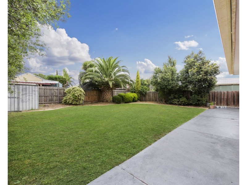 8 Yeats Drive, Delahey VIC 3037