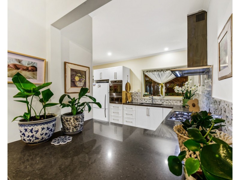 33 Santa Monica Drive, Taylors Lakes VIC 3038